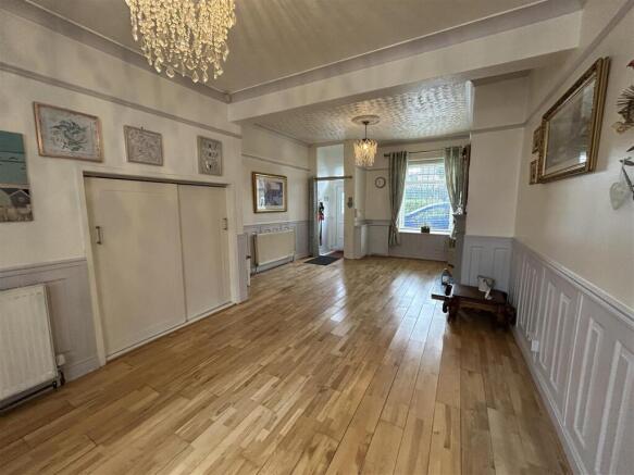 OPEN PLAN LOUNGE & DINING AREA