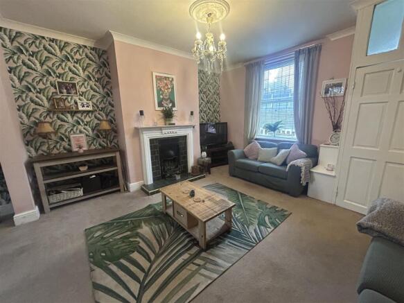 OPEN PLAN LOUNGE & DINING AREA