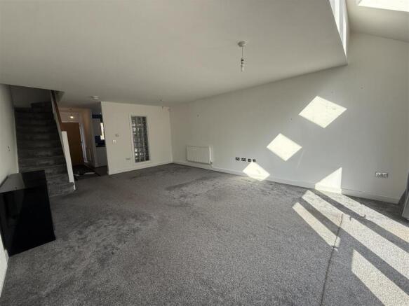 LOUNGE & DINING AREA