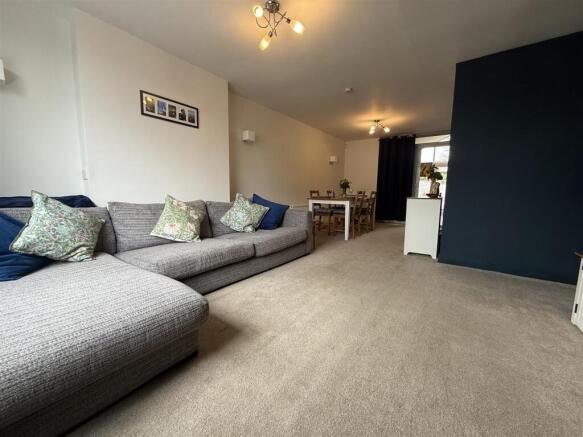 L-SHAPED LOUNGE & DINING AREA