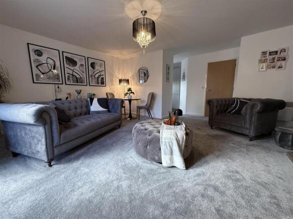 LOUNGE & DINING AREA