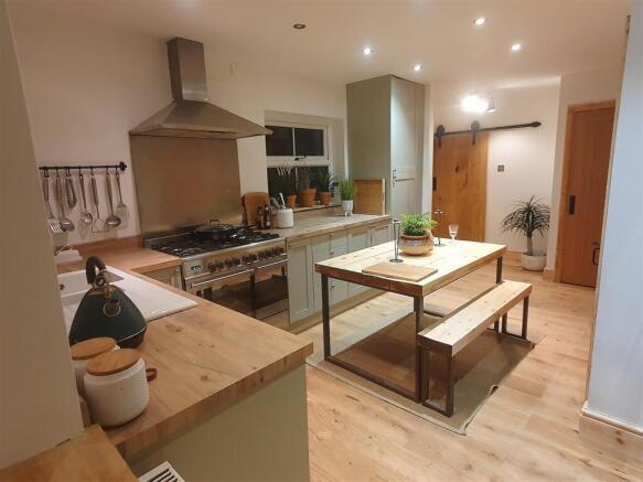 Kitchen2.JPG