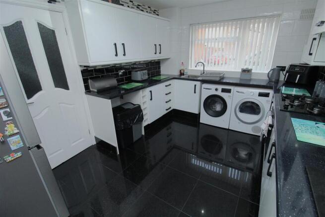 Kitchen2.JPG