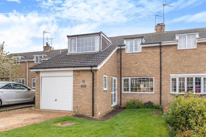 6 Gulliver's Close, Horley-2.jpg