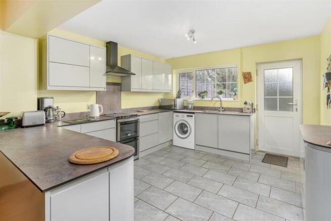 6 Gulliver's Close, Horley-5.jpg