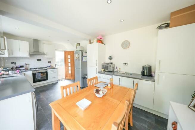 KITCHEN / DINING AREA