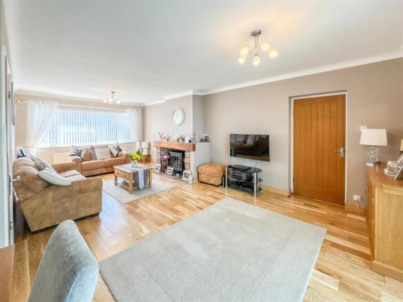 LIVING/DINING ROOM