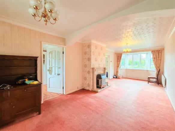 LIVING/DINING ROOM