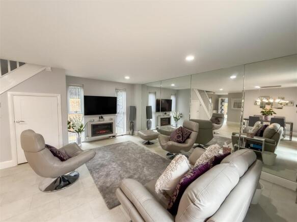 SITTING/FAMILY ROOM