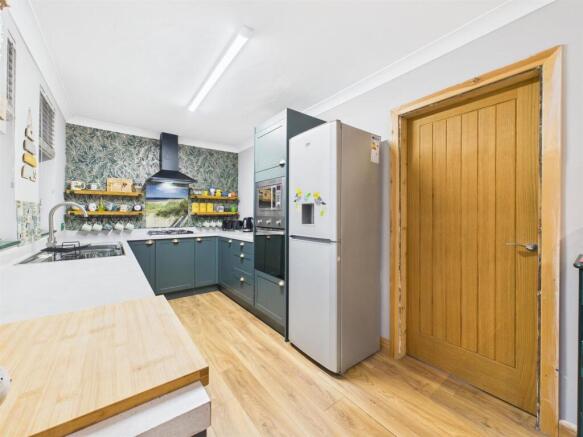 BREAKFASTING KITCHEN