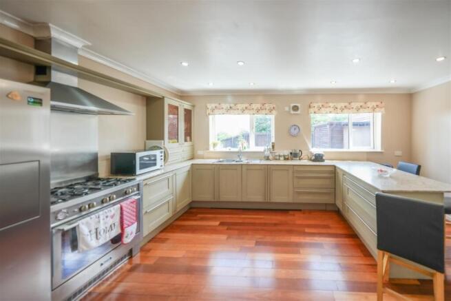 BREAKFASTING KITCHEN