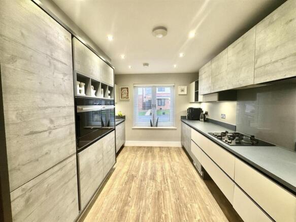 OPEN PLAN KITCHEN / DINING ROOM