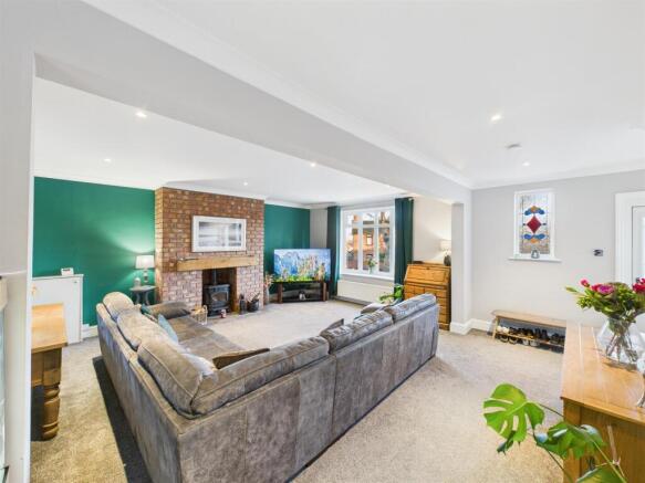 OPEN PLAN LOUNGE/DINING ROOM