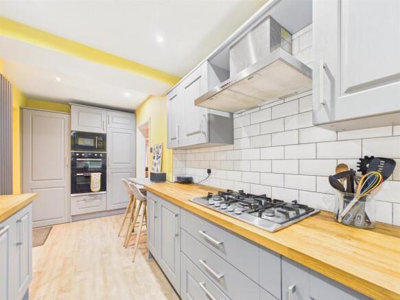 BREAKFASTING KITCHEN