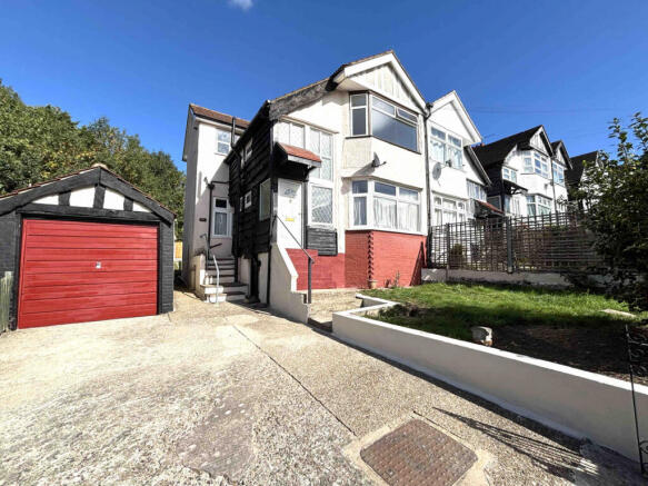 First Floor, 2 bed maisonette to rent with Garage