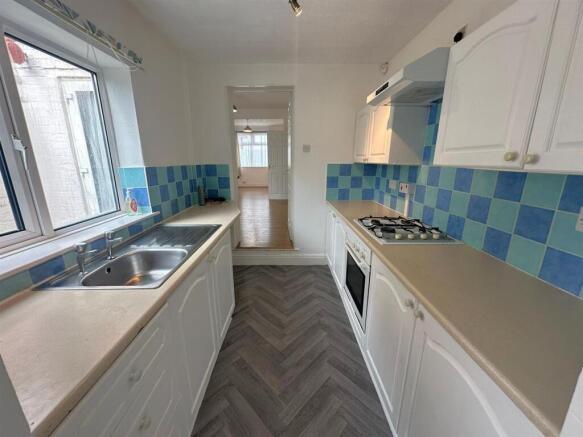 Kitchen 2.jpeg