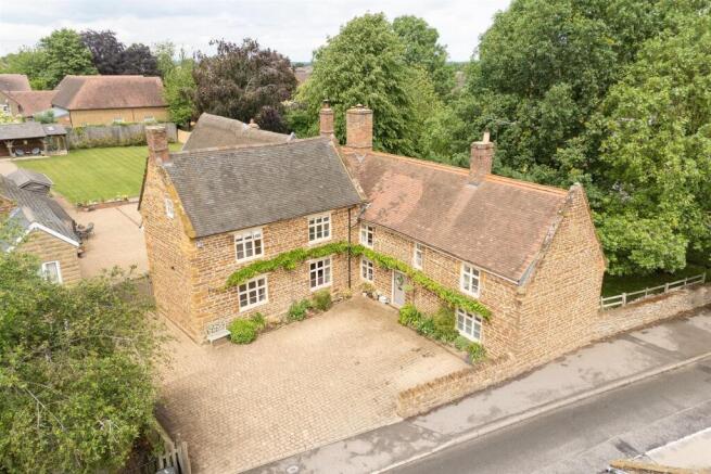 Home Close, Crick