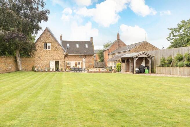 Home Close, Crick