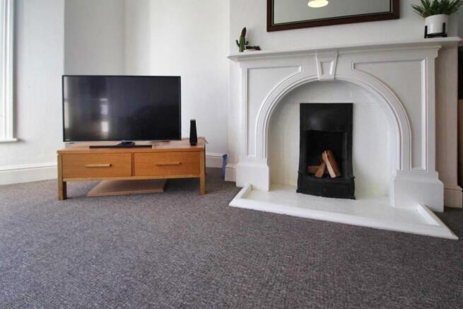 Flat 4 Fireplace.jpg