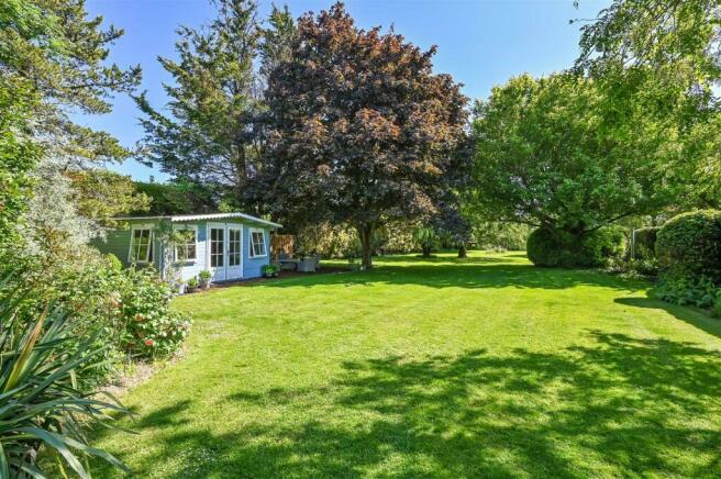 Summer House & Rear Garden