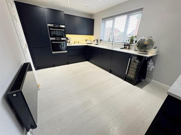 KITCHEN/DINING AREA