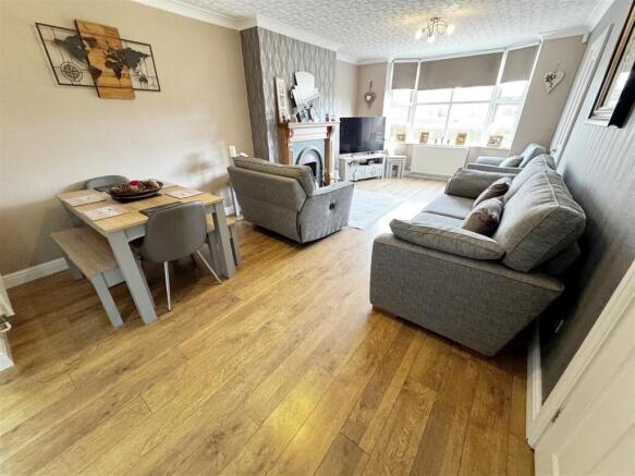 LOUNGE/DINER