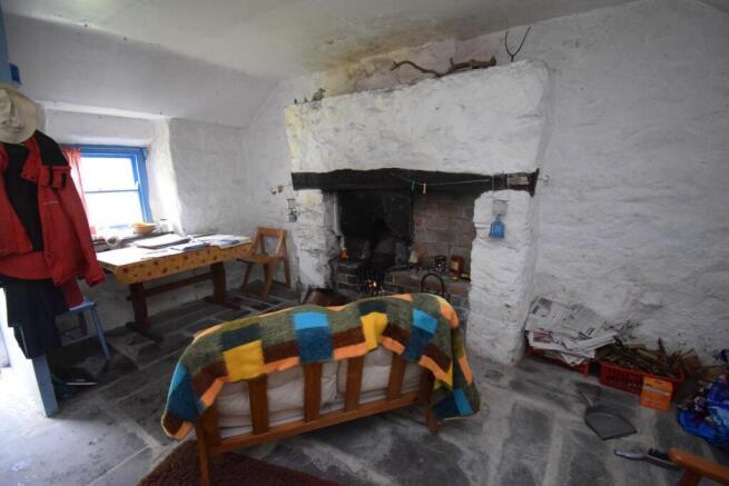 Living Area Cottage 2 (1).JPG