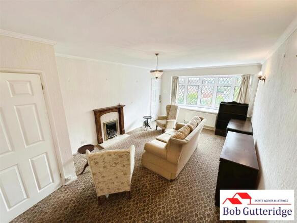 SPACIOUS LOUNGE / DINER