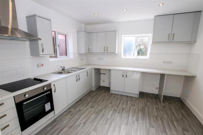 FITTED KITCHEN / DINER