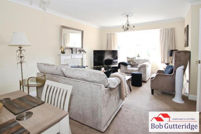 LOUNGE / DINING ROOM