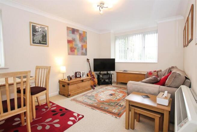 OPEN PLAN FITTED KITCHEN / LOUNGE DINER