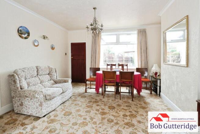 "L" SHAPED LOUNGE / DINING ROOM