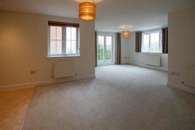 8 Highbank - living room-3.jpg