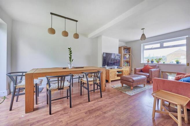 'L' SHAPED SITTING/DINING ROOM