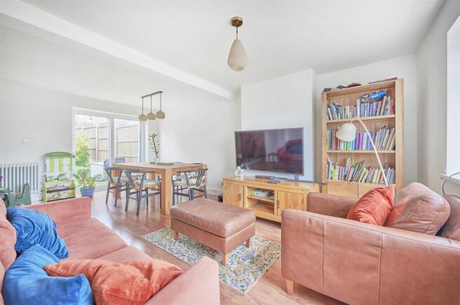 'L' SHAPED SITTING/DINING ROOM