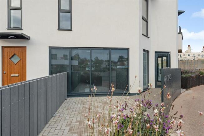 Ground Floor Shop Premises, Circus House