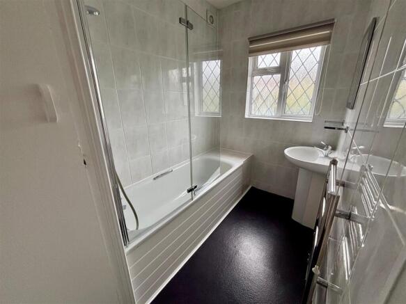 Bathroom 1.jpg