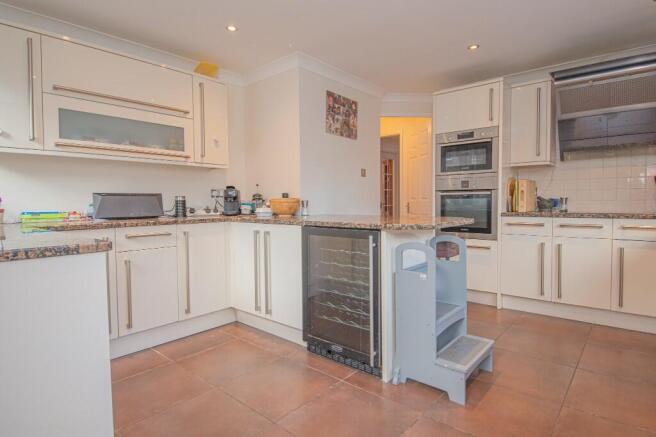 KITCHEN/BREAKFAST