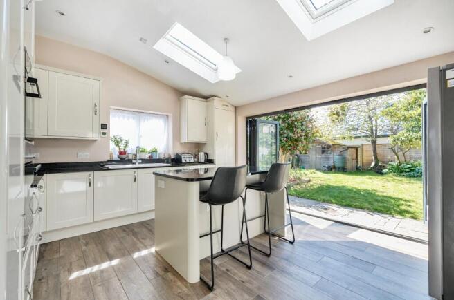 KITCHEN/BREAKFAST