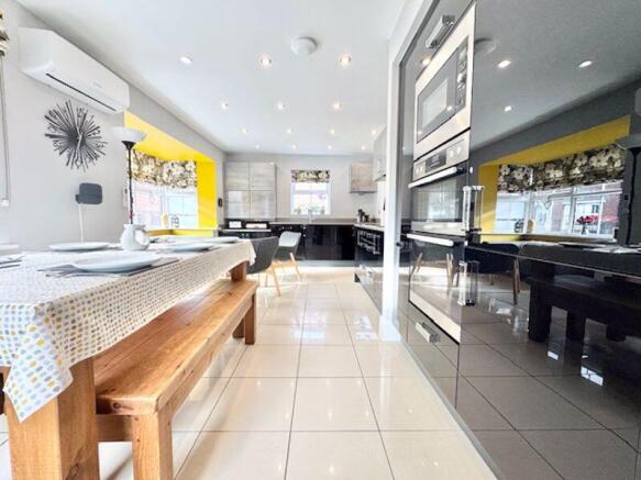 Dining area to kitchen
