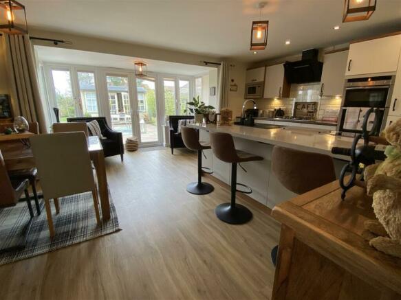 Fabulous fitted Kitchen & family room