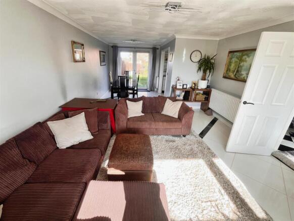 SPACIOUS LOUNGE IMAGE FOUR