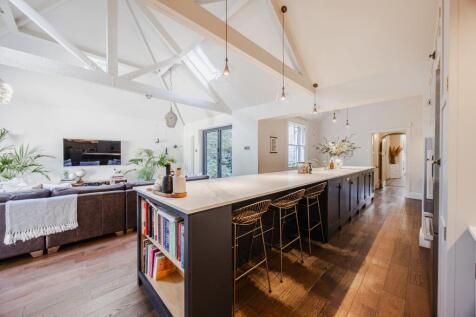 Beautifully Renovated Six-Bedroom Townhouse in King's Lynn