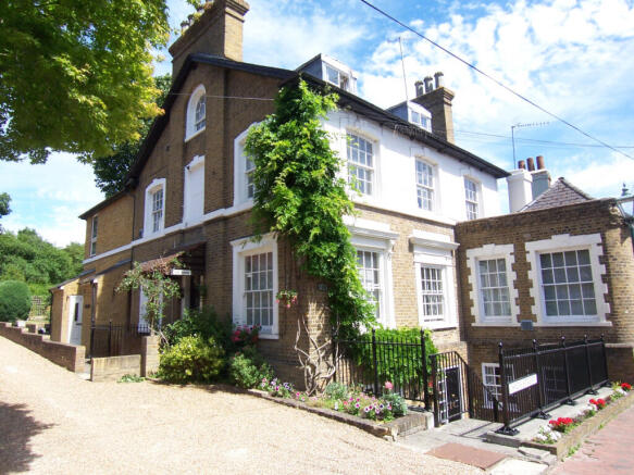 1 bed flat to rent High Street, Farningham DA4