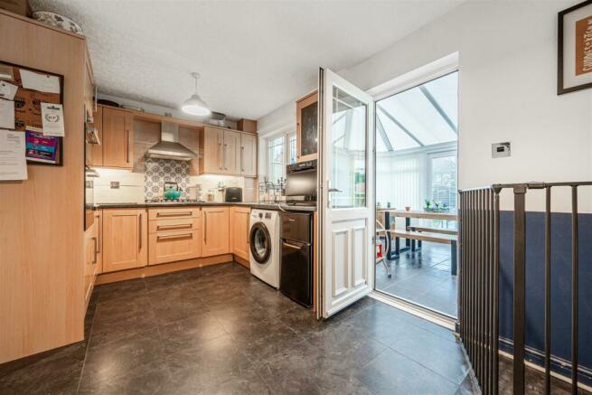 KITCHEN/DINING ROOM