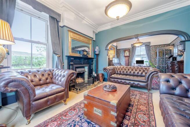 MASTER LIVING ROOM