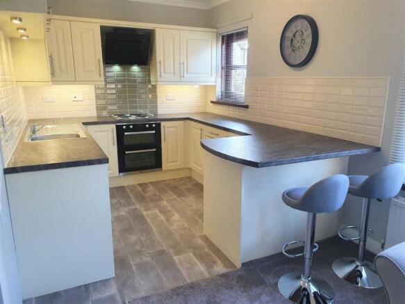 OPEN PLAN LOUNGE/ KITCHEN