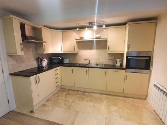 OPEN PLAN LOUNGE/ KITCHEN