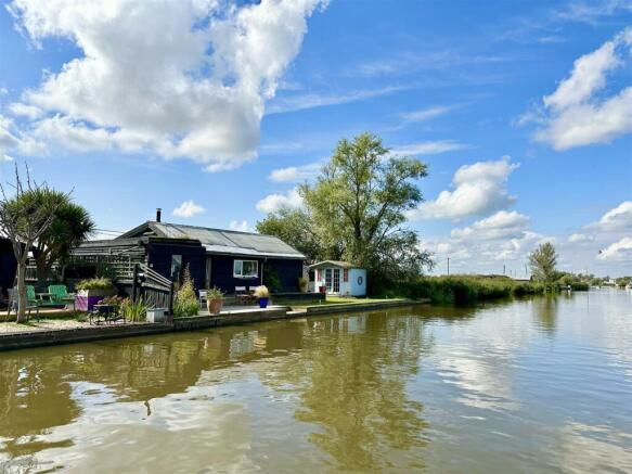 river aspect with no immediate neighbour to one si