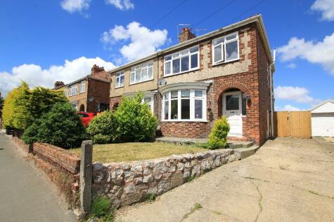 Holywell - 3 bedroom semi-detached house